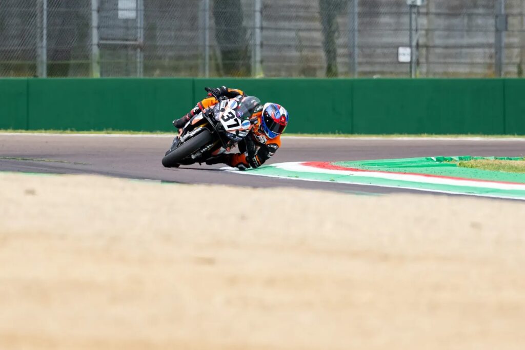 Mattei Alessio in curva a Imola